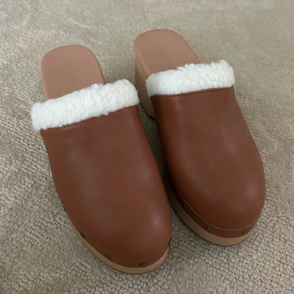 Old Navy size 6 clogs never worn